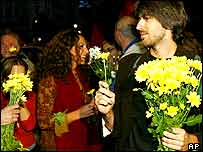 پخش گل در محوطه سازمان امدادرسانی 'پلی به بغداد' پس از انتشار خبر آزادی دو زن ايتاليايی که برای اين سازمان کار می کردند