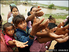 Trẻ em Miến Điện xin thức ăn ở Rangoon