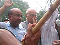 प्रदर्शन के दौरान आडवाणी