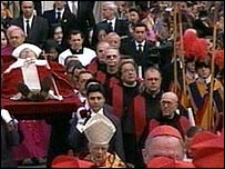 O corpo do papa é levado em procissão à Basílica de São Pedro