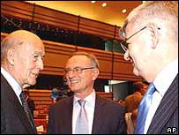 Valery Giscard d'Estaing (à esq.)