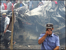 Милиционер прикрывает рот на месте взрыва в Назрани 17 августа 2009 года