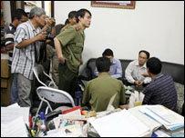 Công an làm việc tại tòa soạn báo Thanh Niên (ảnh VietnamNet)