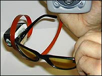 Os óculos contêm uma câmera