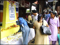 ممبئی کے اندھیری ٹرین سٹیشن پر لوگ دھماکوں میں مرنے والوں کی یاد میں پطول رکھ رہے ہیں