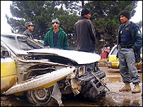 سربازان پلیس در کنار یک خودروی تخریب شده در هرات (عکس از آرشیو)