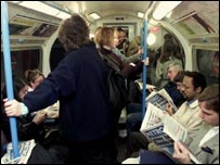 人们在上下班的路上爱看报