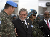 Lula cumprimenta brasileiro que integra força de paz da ONU no Haiti