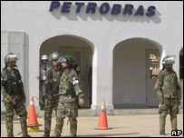 Soldados guardam entrada de refinaria da Petrobras em Cochabamba, na Bolívia