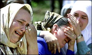 Příbuzní oplakávají oběti masakru v Srebrenici, kde bosenskosrbské jednotky povraždily na sedm tisíc lidí