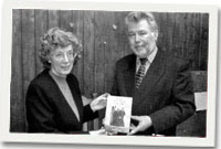 Maureen George yn derbyn copi cyntaf o law'r llywydd, Hefin Wyn