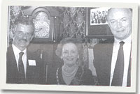 Lt. Col. Lawrence Smith a Col. Colin Conning yn mwynhau cwmni Maer Tywyn, Eileen Ellis.