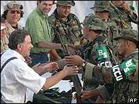 Silahlarını teslim eden gerilla üyeleri