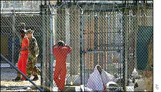 Američané začali na základnu Guantanamo svážet zajatce v průběhu operace v Afghánistánu