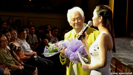 Nhạc sỹ Phạm Duy trong một buổi ca nhạc