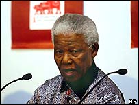 Nelson Mandela duke folur në konferencën për AIDS-in në Bangkok