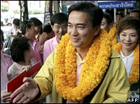 Đại biểu của đảng Dân chủ Vajjajiva tiếp xúc cử tri tại Bangkok (ngày 18/12/2007)