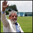 Lula acena para simpatizantes em frente ao Palácio da Alvorada
