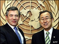 براون (راست) و بان کی مون در سازمان ملل