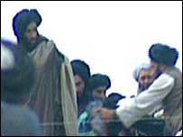 ملا عمر (بائیں)