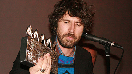 Gruff Rhys accepts his Welsh Music Prize