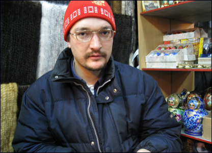 Một chủ hàng lưu niệm