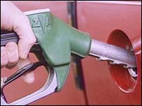 پر کردن باک بنزین