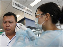 在海关接受流感检查