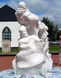 Cofeb Capten Scott ym mae Caerdydd gan Wil Morgan