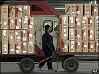 Funcionário chinês conduz cargas em Pequim (arquivo)