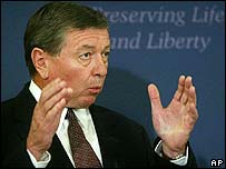 O secretário de Justiça dos Estados Unidos, John Ashcroft
