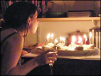 吹灭生日蛋糕上的蜡烛