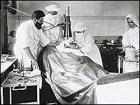 دکتر ادوارد زرم درحال جراحی يک بيمار