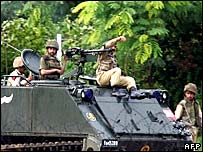 سربازان پاکستانی بر روی تانک در اطراف مسجد سرخ اسلام آباد