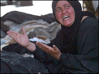 زن عزادار بالای جسد نشسته است