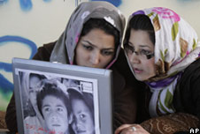 2 women in the internet cafe