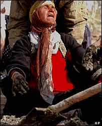 Mulher iraniana chora durante enterro de parente morto