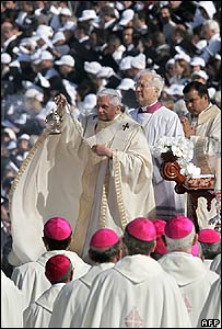 پاپ در هنگام برگزاری مراسم عشاء ربانی 