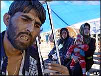 Zranění Íránci čekají na ošetření v polní nemocnici