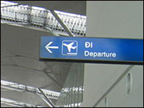 Một biển hiệu ở sân bay Tân Sơn Nhất