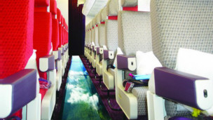 维珍老板理查德·布兰森愚人节在其推特上发布的玻璃地板飞机图片