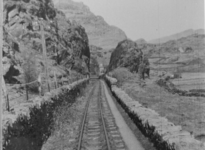 Clogwyn daniel ar y dde. Cafodd ei chwalu ar gyfer ffordd fynedfa i'r pwerdy. Llwybr gwreiddiol Rheilffordd Ffestiniog.