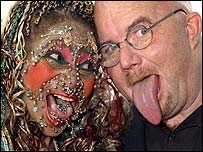 Elaine Davidson posa ao lado da maior língua do mundo