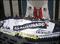 Meksika parlamentosundaki pankartlar