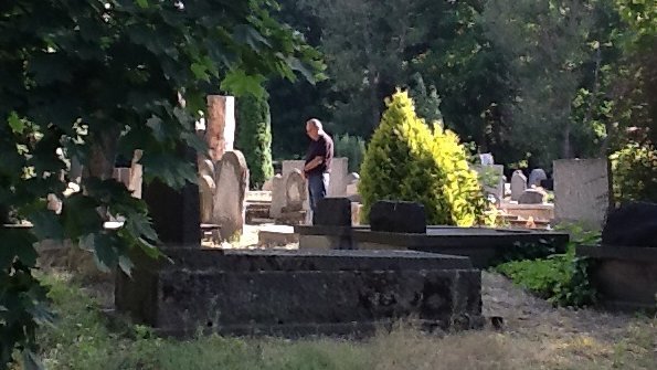 Avram Grant by the grave of his father's sister Estera in the Jewish cemetery in Warsaw.
