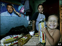 Mãe e filha exibem produtos comprados em supermercado do governo