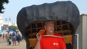 Karl Chattington a'i gwrwgl