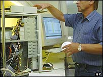 Policie prohlíží počítač