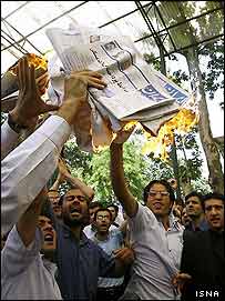 اعتراض به چاپ کاريکاتور در روزنامه ايران