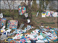 نقاشی مردم در مراسم یادواره مکرمه قنبری